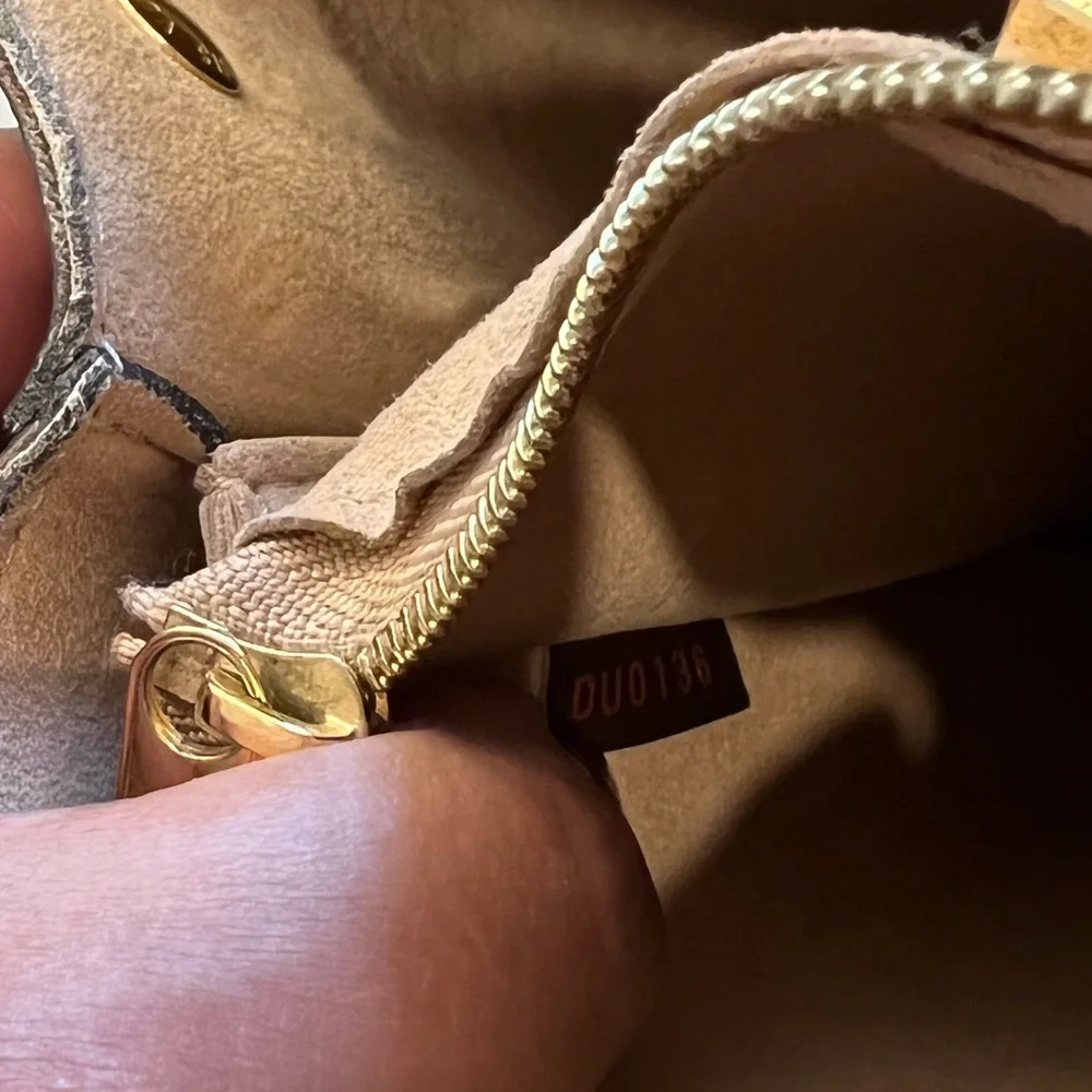 Beautiful AUTHENTIC Louis Vuitton Kensington Tote - Picture 14 of 16